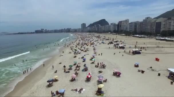 Foule de personnes sur la plage de Copacabana — Video