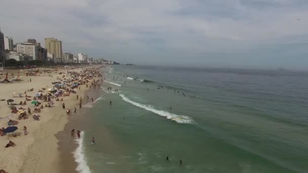 Tłum ludzi na plaży Ipanema — Wideo stockowe