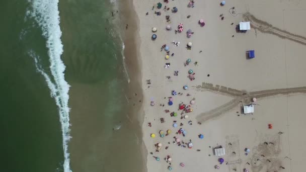 Толпа людей на пляже Копакабана — стоковое видео