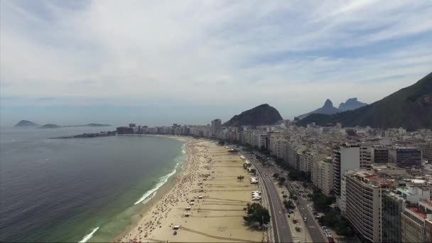 Πολύς κόσμος στην παραλία Copacabana — Αρχείο Βίντεο
