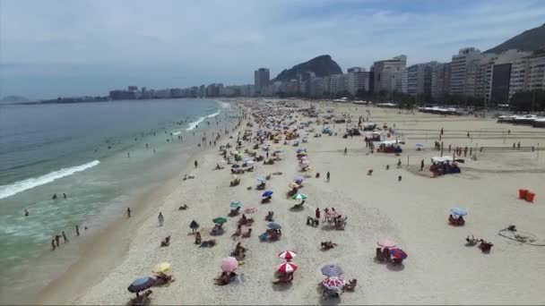 Tłum ludzi na plaży Copacabana — Wideo stockowe