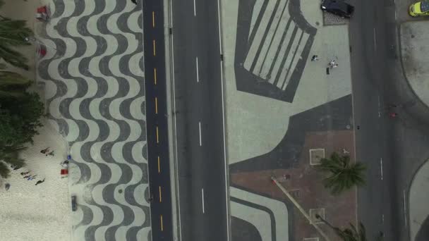 Playa de Copacabana con mosaico de acera — Vídeos de Stock