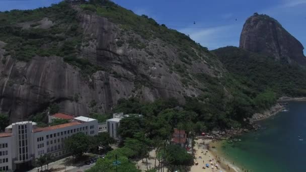 Montagne de pain de sucre avec téléphériques — Video