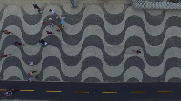 Playa de Copacabana con mosaico de acera — Vídeo de stock