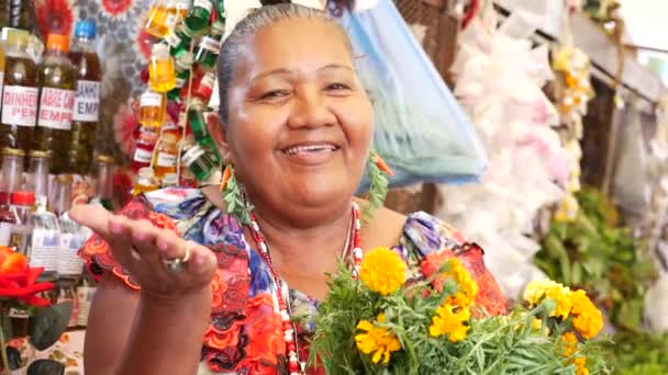 Vrouw die lacht in lokale markt — Stockvideo