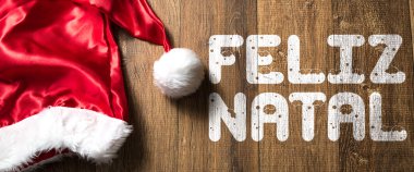 Ahşap arka planda Mutlu Noeller yazılı