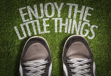 Metin ile çimenlerin üzerinde spor ayakkabı