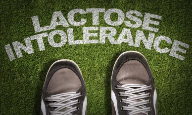 Metin ile çimenlerin üzerinde spor ayakkabı