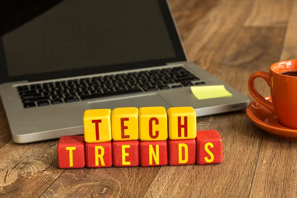Tech Trends geschreven op kubussen — Stockfoto