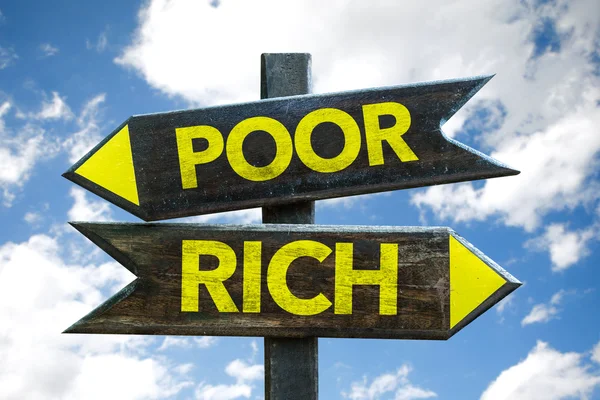 Pobre - Rich signpost — Fotografia de Stock