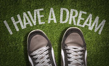 Metin ile çimenlerin üzerinde spor ayakkabı