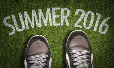 Metin ile çimenlerin üzerinde spor ayakkabı