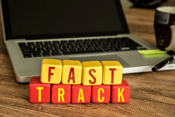 Fast Track escrito en cubos — Foto de Stock