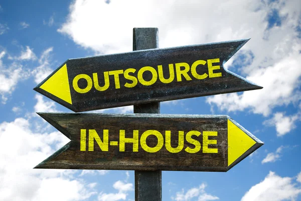 Outsource - In-House wegwijzer — Stockfoto