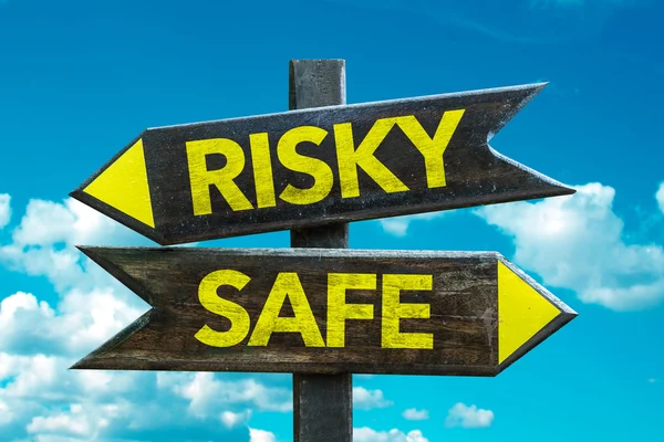 Risky - Safe signpost — Stock Photo, Image