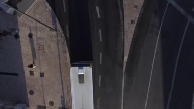 Lizbon bir caddede trafik