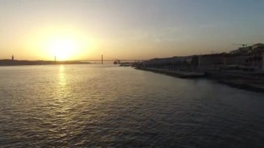 Lizbon 25 De Abril köprüde günbatımı