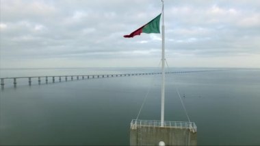 Vasco da Gama kule ile Portekiz bayrağı
