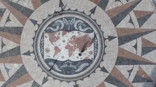 Карта мира мозаики в Лиссабоне — стоковое видео