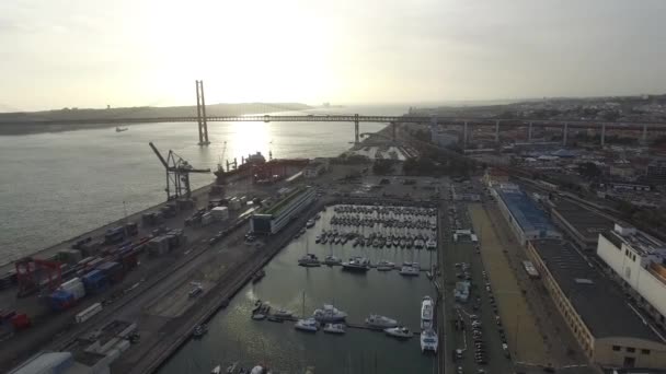 Porto e Ponte 25 de Abril em Lisboa — Vídeo de Stock