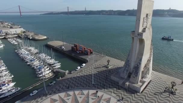 Памятник открытиям в Лиссабоне — стоковое видео