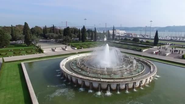 Fuente situada en la Plaza del Imperio en Belem — Vídeo de stock