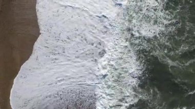 Sahilde büyük dalgalar