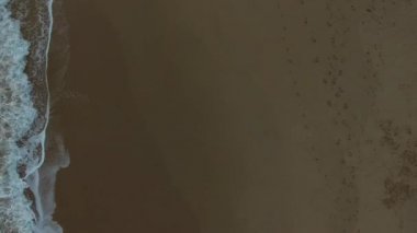 Dalgalar kumsalda rulo