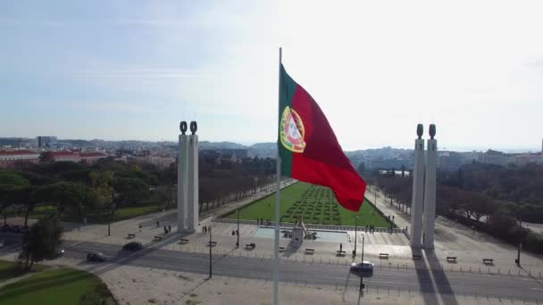 Bandera de Portugal ondeando en Lisboa — Vídeo de stock