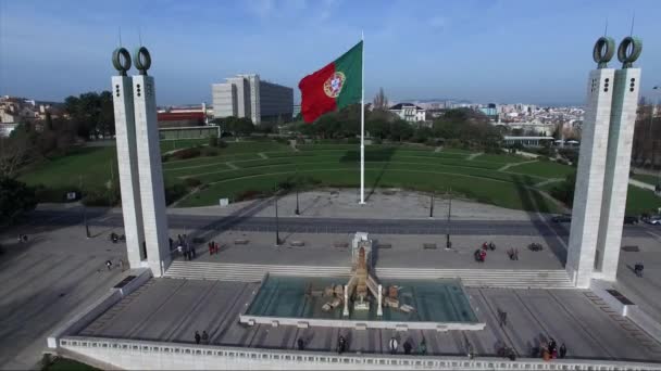 Portugese wuivende vlag in Lissabon — Stockvideo