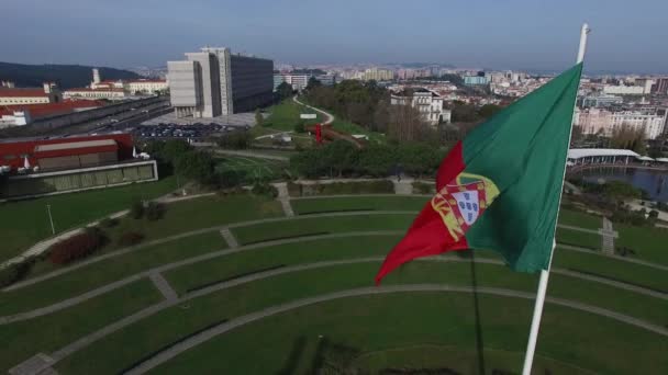 Portugese wuivende vlag in Lissabon — Stockvideo