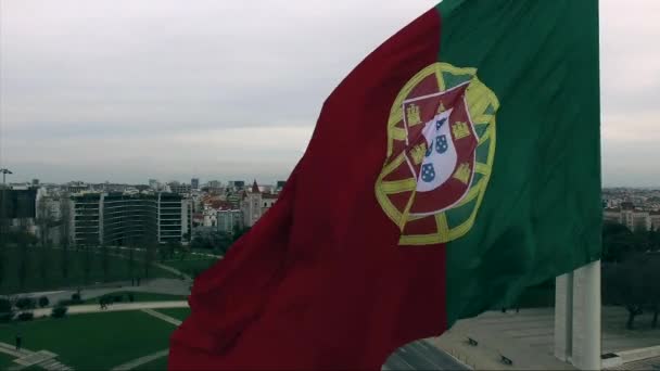 Portugalská vlajka vlající v Lisabonu — Stock video