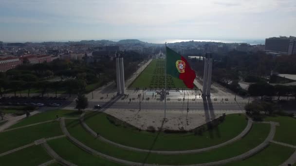 Bandera de Portugal ondeando en Lisboa — Vídeo de stock