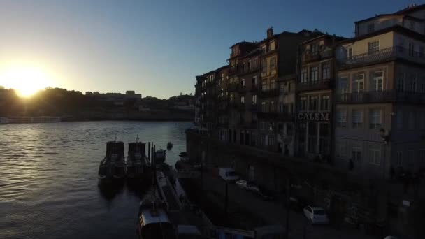 Casas de Plaza Ribeira en Oporto — Vídeo de stock