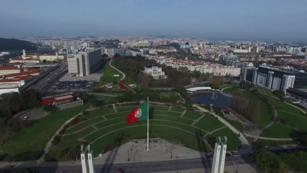 Bandera de Portugal ondeando en Lisboa — Vídeos de Stock