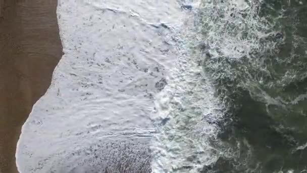 grosses vagues sur la plage 