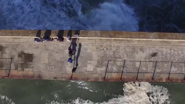 Menschen fischen in foz von douro — Stockvideo