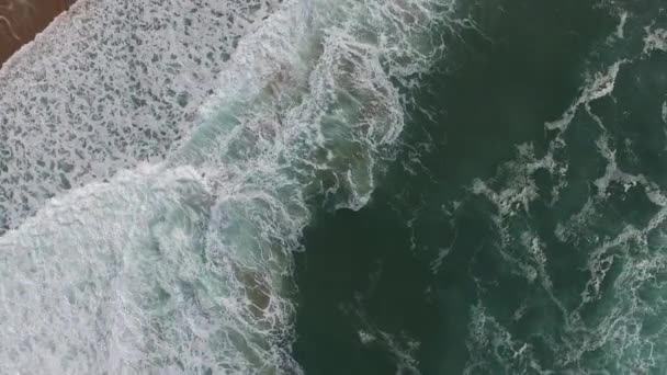 Olas rodar en la playa — Vídeo de stock