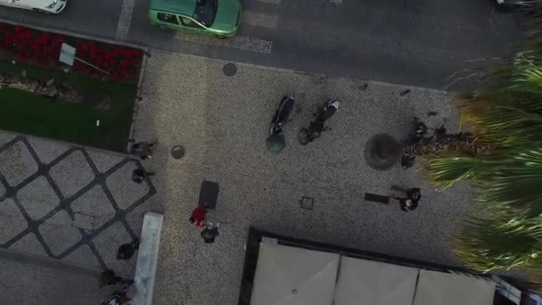 Des gens traversant une rue — Video