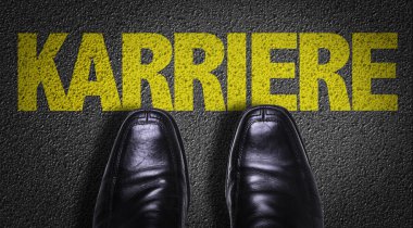 Metin ile yerdeki iş ayakkabıları