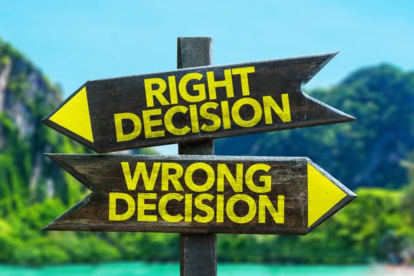 Giusta decisione - Segnaletica della decisione sbagliata — Foto Stock