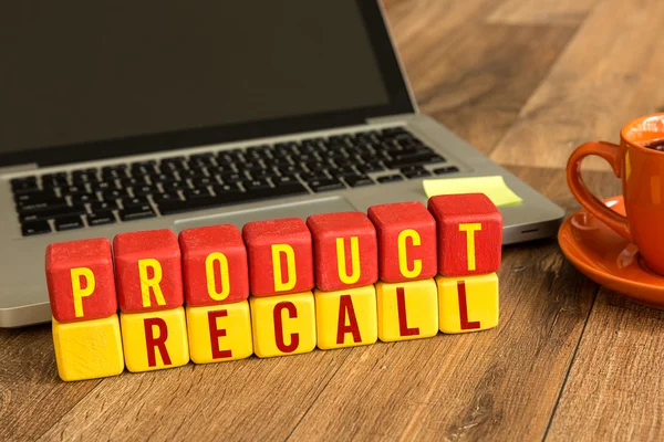 Recall produto escrito em um cubos de madeira — Fotografia de Stock