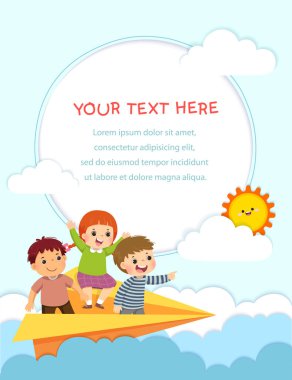 Gökyüzünde kağıt uçakla uçan mutlu çocukların reklam broşürlerinin şablonu. Kağıt kesim biçimi.