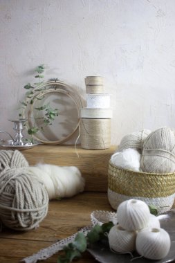 Bej iplikler ve ipliklerle dantelli ahşap arkaplan