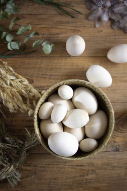 Ahşap arkaplanda yeşil renklerde paskalya çelengi bileşimi