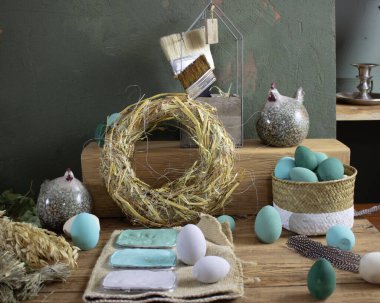 Ahşap arkaplanda yeşil renklerde paskalya çelengi bileşimi