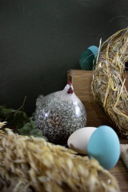 Ahşap arkaplanda yeşil renklerde paskalya çelengi bileşimi