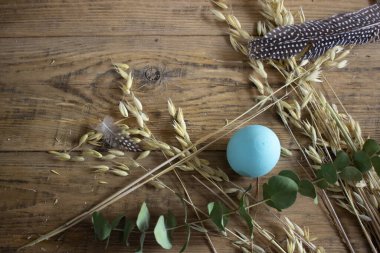 Ahşap arkaplanda yeşil renklerde paskalya çelengi bileşimi