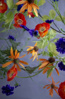 Renkli arkaplanda farklı çiçekler