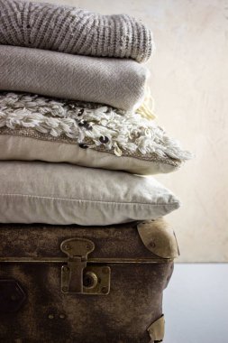 Bej arka planda bavulu olan tekstil